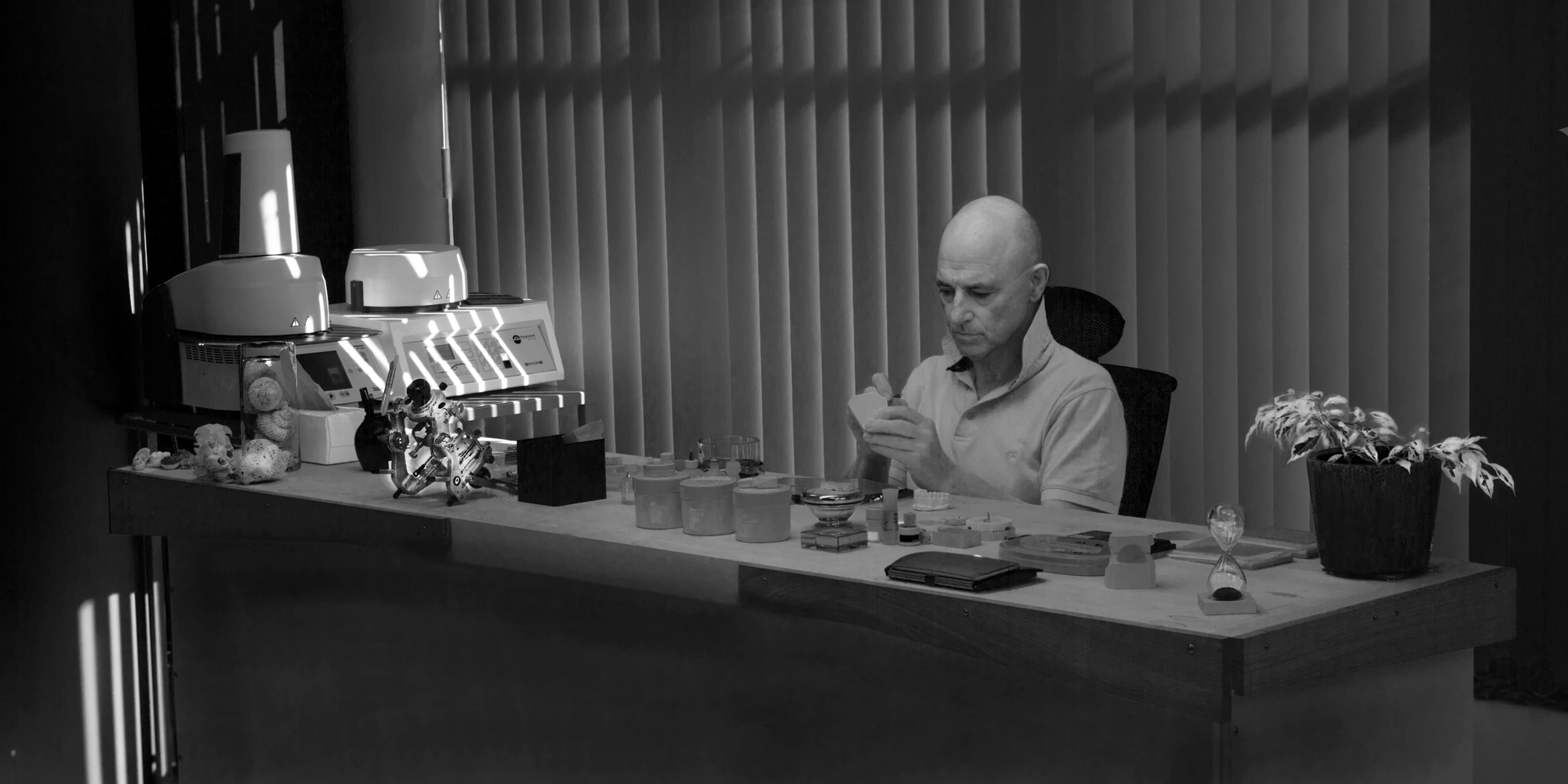 Working-At-my-Ceramic-bench--0328-V2.jpg Ron Winter working at his ron winter of fabulous teeth @ seaside dental laboratory & clinic Takapuna Auckland New Zealand ceramic teeth 