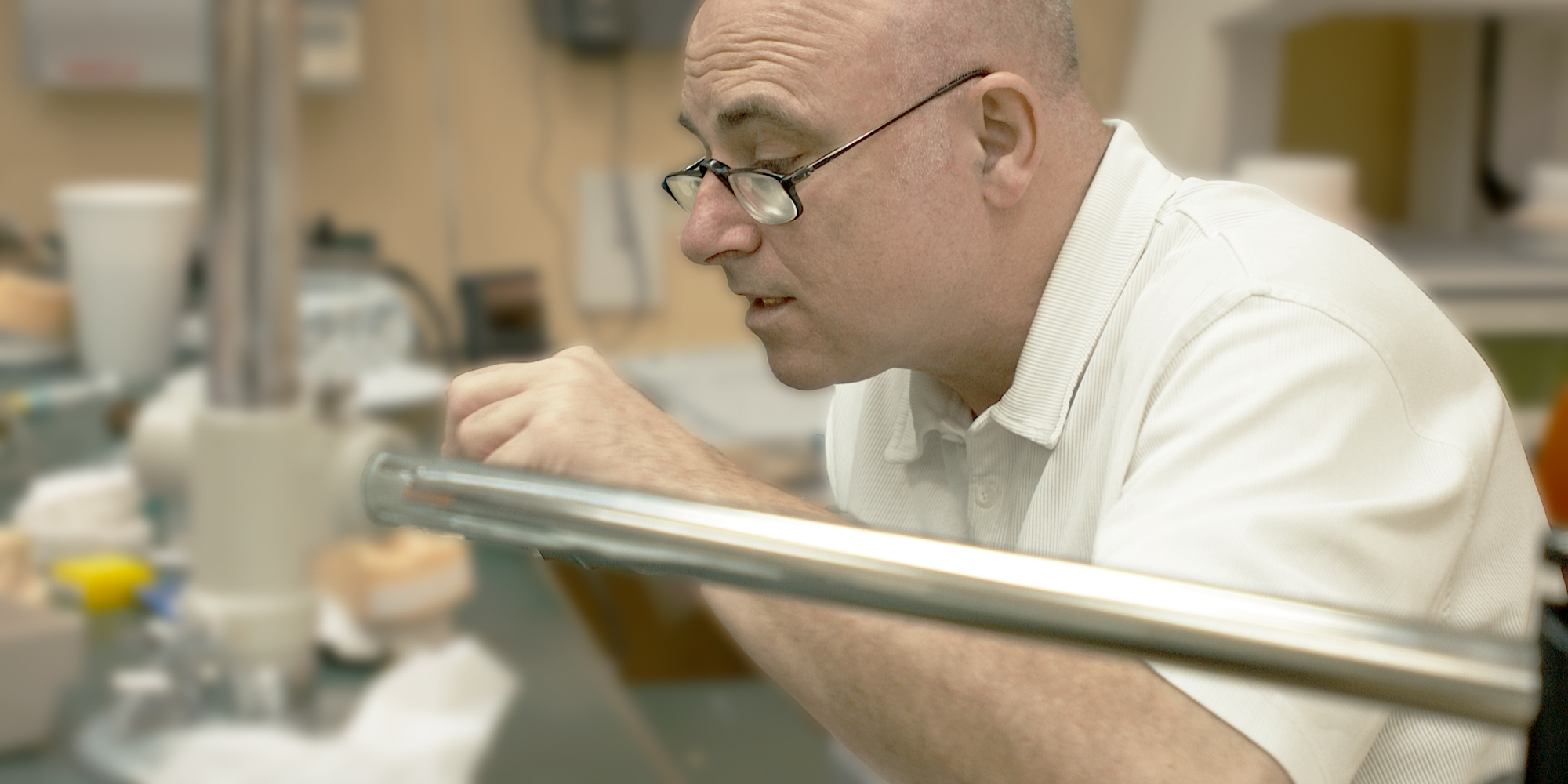 DSC_1533-Me-Concentrating close concentration is the norm for ron winter of fabulous teeth @ seaside dental laboratory & clinic Takapuna Auckland New Zealand.jpg 
